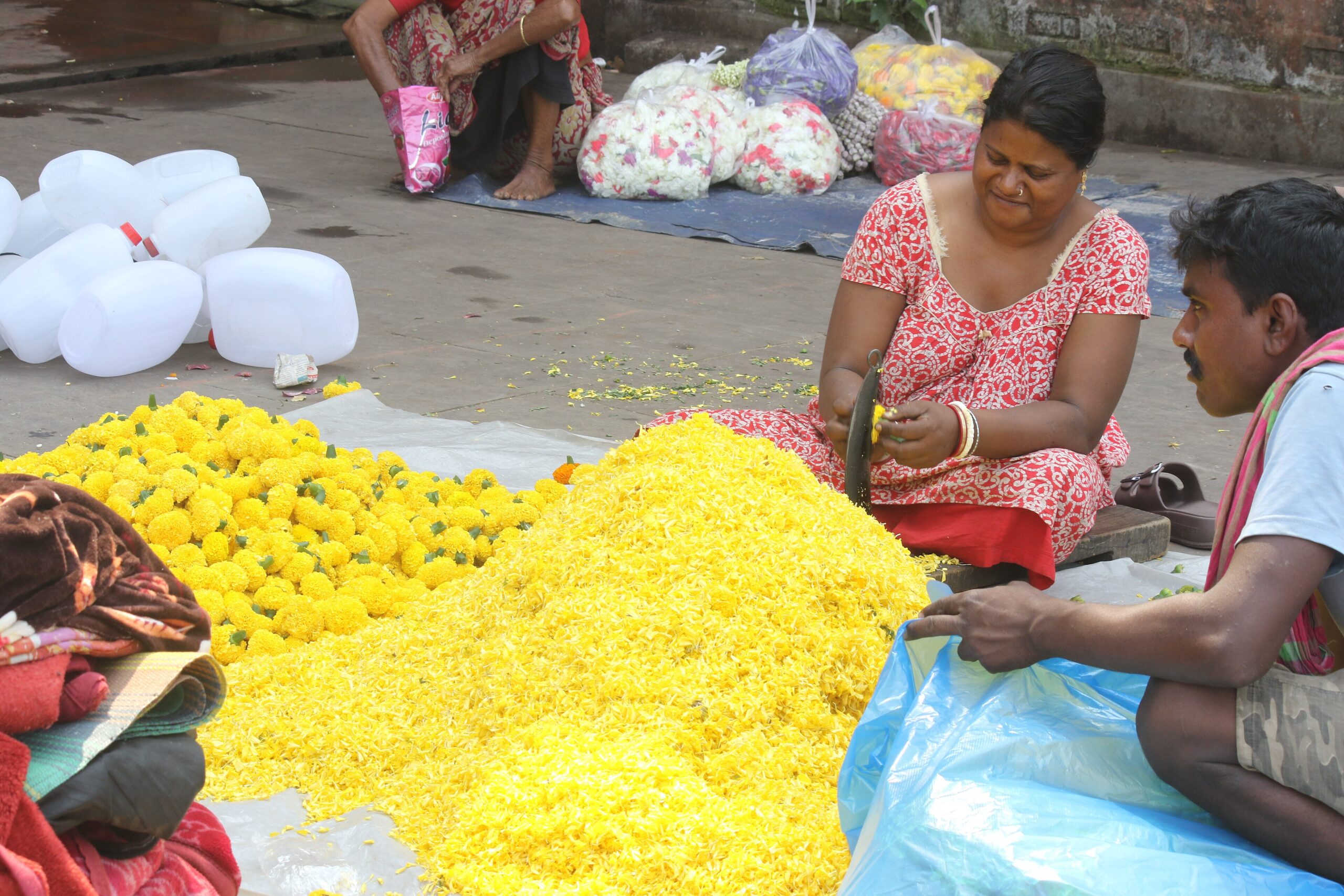 Flower sellers at Mullick Ghat near Howrah Bridge