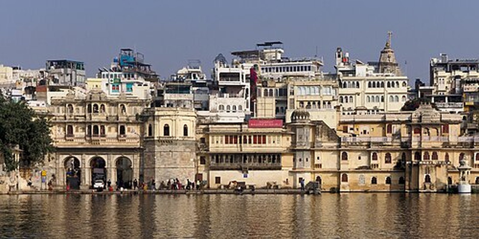 Gangaur Ghat and Bagore Ki Haveli on the shore of Lake Pichola, Udaipur