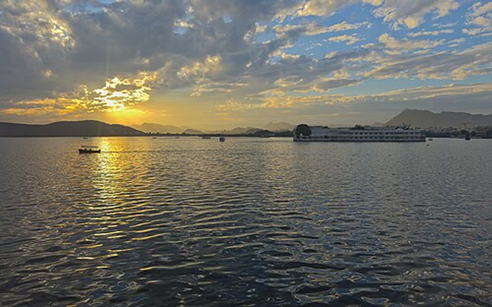 Sunset clouds over Lake Pichola and the Lake Palace, Udaipur