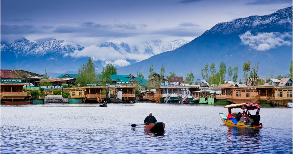 Kashmir Houseboat Package Tour: Create Memories on a Houseboat